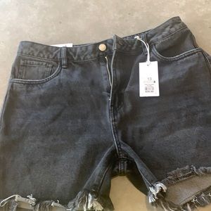Black jean short. Size 13